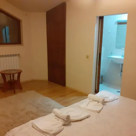 Two Bedroom With Fireplace And Mountain View Apartament
